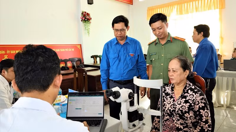 Bác sĩ khám mắt cho người dân xã Hỏa Lựu.