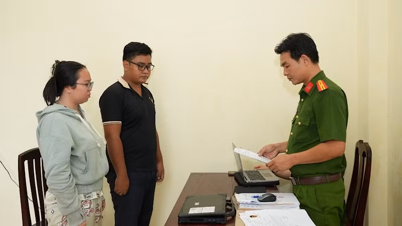 Công an Cần Thơ đọc lệnh khởi tố 2 đối tượng.