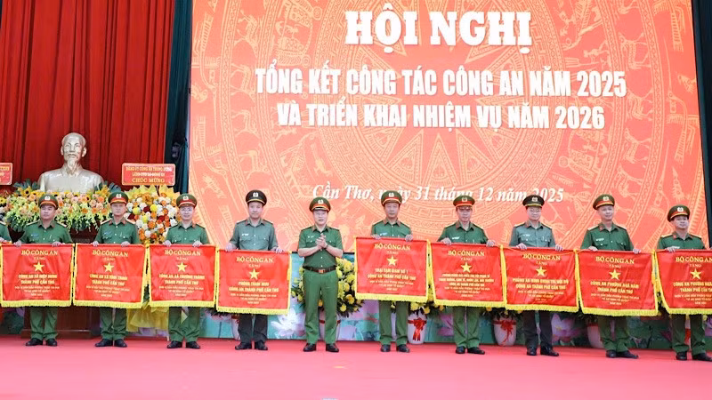 Lãnh đạo Bộ Công an tặng Cờ thi đua cho các tập thể tại hội nghị.