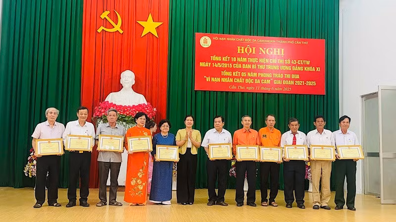 Phó Chủ tịch Ủy ban nhân dân thành phố Cần Thơ Nguyễn Thị Ngọc Điệp (ở giữa) trao Bằng khen cho tập thể có nhiều đóng góp trong hỗ trợ nạn nhân da cam/dioxin.