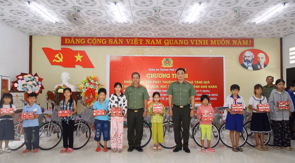 Công an thành phố Cần Thơ tặng quà các em học sinh có hoàn cảnh khó khăn ở xã Vĩnh Hòa.