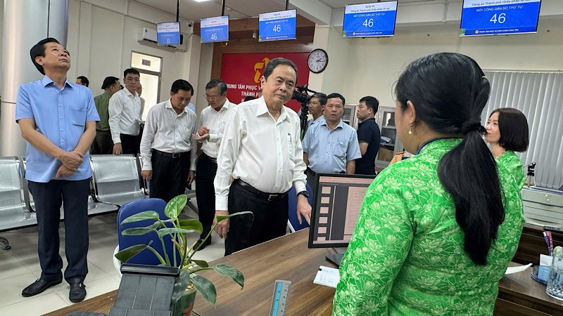 Chủ tịch Quốc hội Trần Thanh Mẫn trao đổi với cán bộ Trung tâm phục vụ hành chính công thành phố Cần Thơ. img-2025-06-30-144139.jpg
