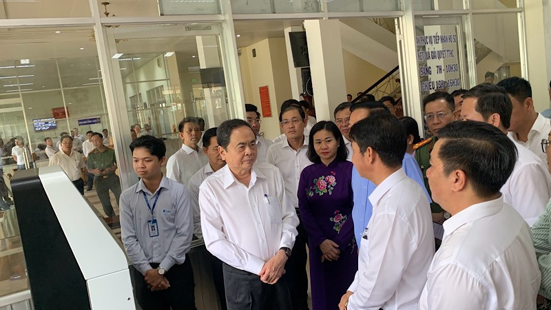 Chủ tịch Quốc hội Trần Thanh Mẫn trao đổi với cán bộ Trung tâm phục vụ hành chính công phường Ninh Kiều. img-2025-06-30-145139.jpg