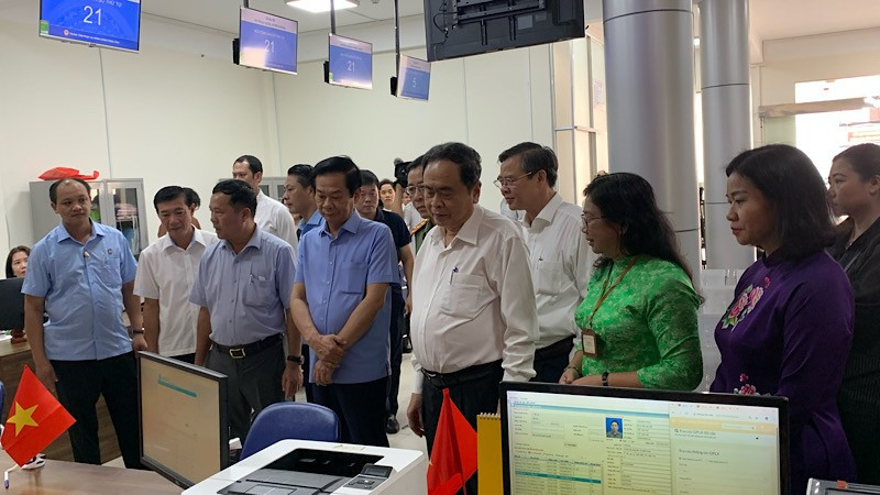 Chủ tịch Quốc hội Trần Thanh Mẫn và lãnh đạo thành phố Cần Thơ kiểm tra hoạt động Trung tâm phục vụ hành chính công thành phố.