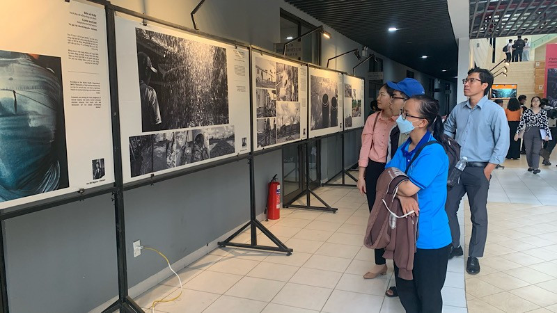 Các đại biểu tham quan triển lãm. img-2025-06-25-145220.jpg