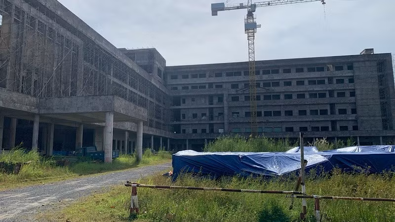 Bệnh viện Ung bướu Cần Thơ mới xây dựng xong phần thô và ngừng thi công từ năm 2022 đến nay.