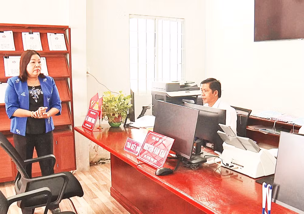 Bà Mã Thị Tươi, Phó Chủ tịch Thường trực Hội đồng nhân dân thành phố Cần Thơ kiểm tra hoạt động tại Trung tâm Phục vụ hành chính công xã Vị Thanh 1.