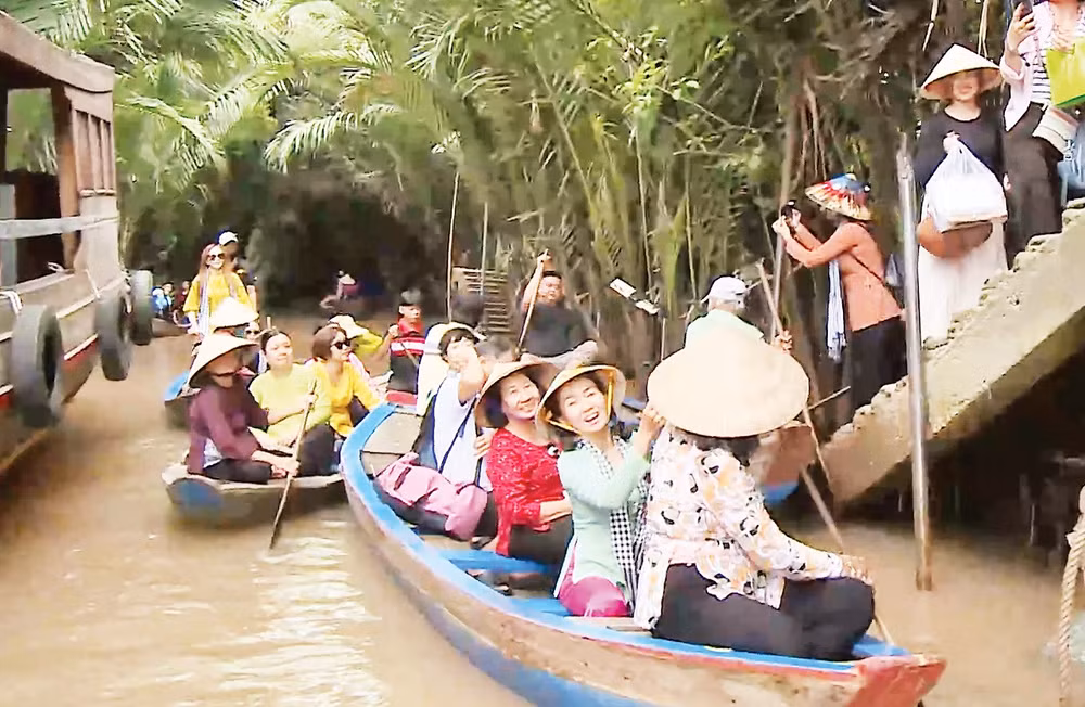 Trải nghiệm ngồi trên chiếc xuồng ba lá lênh đênh qua những kênh rạch chằng chịt được nhiều du khách thích thú.
