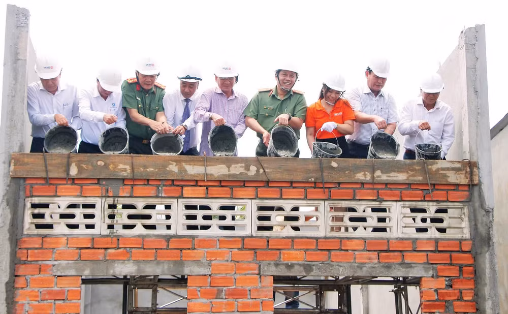 Lãnh đạo tỉnh Bạc Liêu và đại diện đơn vị tài trợ tại lễ khởi công xây dựng nhà đại đoàn kết ở địa phương.