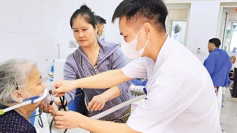 Các thầy thuốc chăm sóc bệnh nhân nội trú.