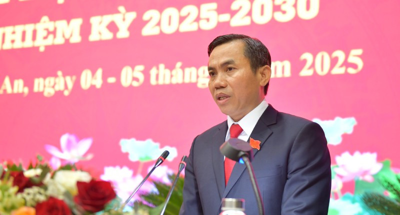 Bí thư phường Long An Lê Công Đỉnh báo cáo trước đại hội. pvd-0374.jpg