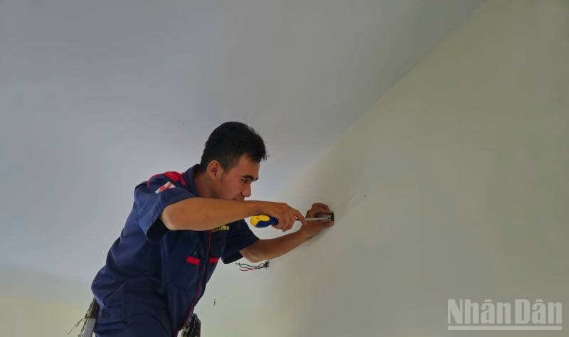 Công nhân đang sửa chữa hệ thống điện thắp sáng tại các phòng trong nhà công vụ. ndo_br_z6746411074103-f48f49fcad8c2b2870aba4d745cbb450-1.jpg