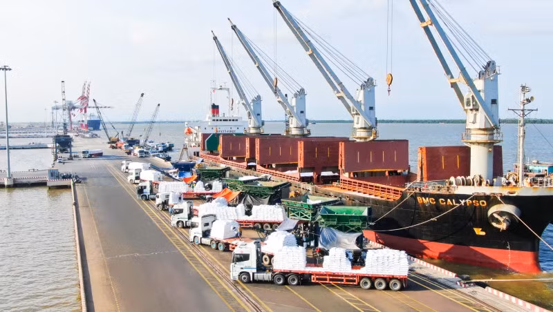 Hàng hóa xuất siêu qua các cảng khu vực phía nam đạt trên 18 tỷ USD.