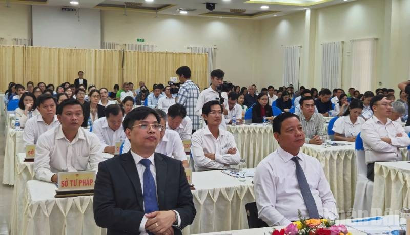 Lãnh đạo tỉnh nghe báo cáo tham luận. ndo_br_z6734324598799-8abef99ee79186d6182b9cf3c076ae2e.jpg