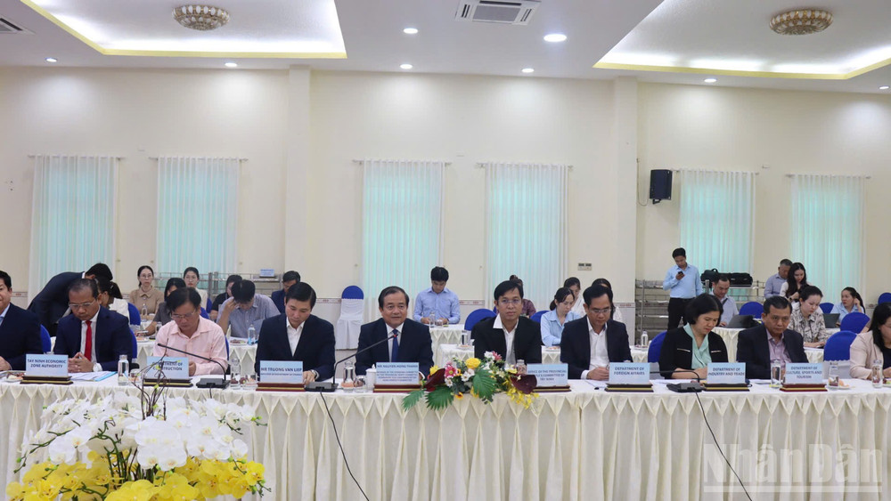 Phó Chủ tịch Ủy ban nhân tỉnh Tây Ninh Nguyễn Hồng Thanh cùng lãnh đạo các sở, ngành dự lễ ký kết. ndo_br_z6791316074431-f8af49c1087aa6c125bd986ce9ccb0ad.jpg