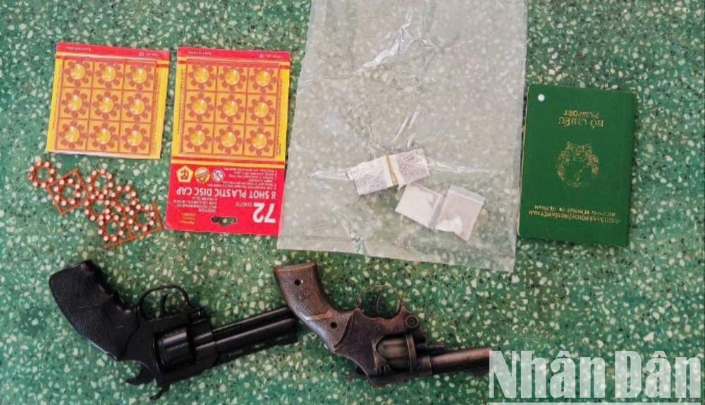 Tang vật ma túy và vũ khí quân dụng. z6698616710900-08ce75d83193131315dbb7323869f569-7113.jpg