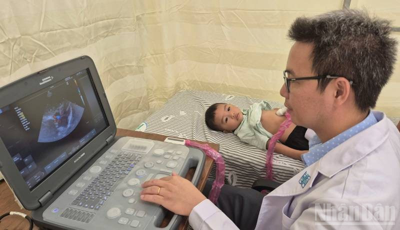 Bác sĩ Bệnh viện Đại học Y dược Thành phố Hồ Chí Minh siêu âm tim cho trẻ. ndo_br_z6750004788228-a889b2be3e1e2fc887138c69d9001cf9.jpg
