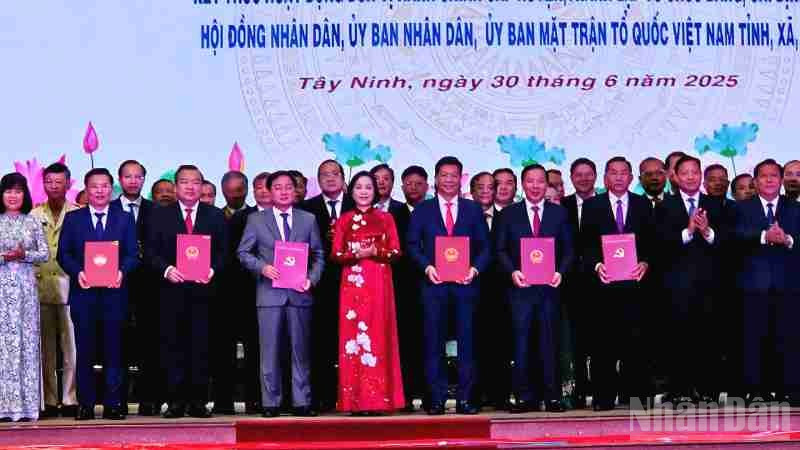 Phó Chủ tịch Quốc hội Nguyễn Thị Thanh trao Quyết định. ndo_br_z6756684448831-9a76799ca183aec1ddae7f37a9ce8bd5.jpg