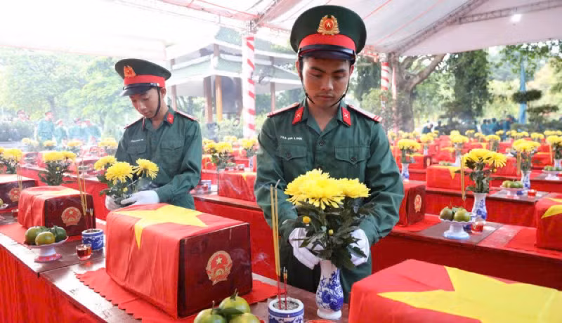 Các chiến sĩ cắm hoa, hương cho các Anh hùng liệt sĩ vừa được quy tập về với đất mẹ. 