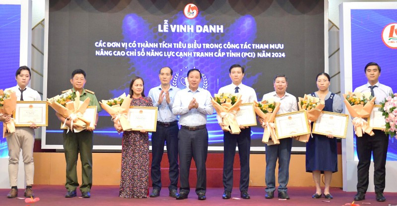 Lãnh đạo tỉnh Tây Ninh vinh danh các đơn vị có thành tích tiêu biểu trong công tác tham mưu nâng cao chỉ số năm lực cạnh tranh cấp tỉnh năm 2024. z6663689270024-0f4b4cef5a0fc7a3a054d8f9bd0c59a0.jpg