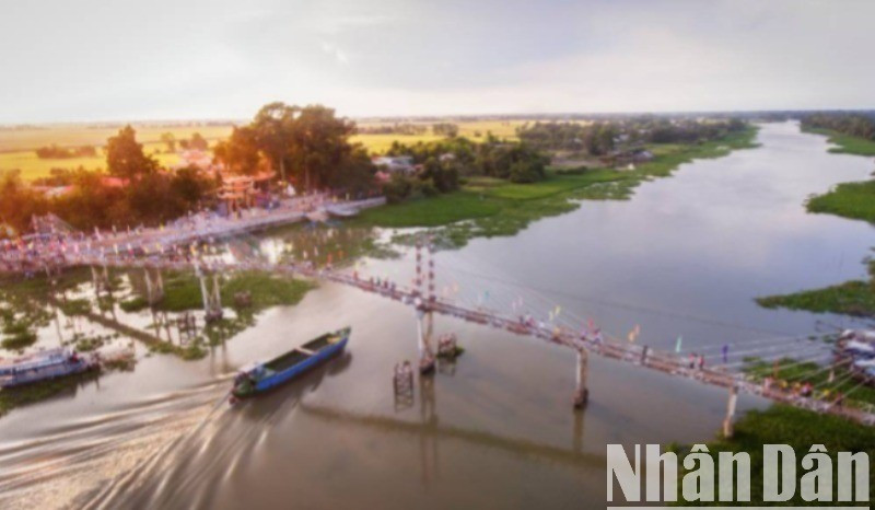 Cổ Sơn Tự, ngôi chùa nổi ở xã Tuyên Bình (huyện Vĩnh Hưng, tỉnh Long An) là một trong những điểm thu hút du khách đến tham quan. (Nguồn TTXTDL) chua-co-son-chua-noi-769-6060.jpg