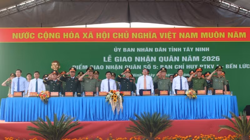 Lãnh đạo Trung ương và tỉnh Tây Ninh chào cờ tại Lễ giao nhận quân.