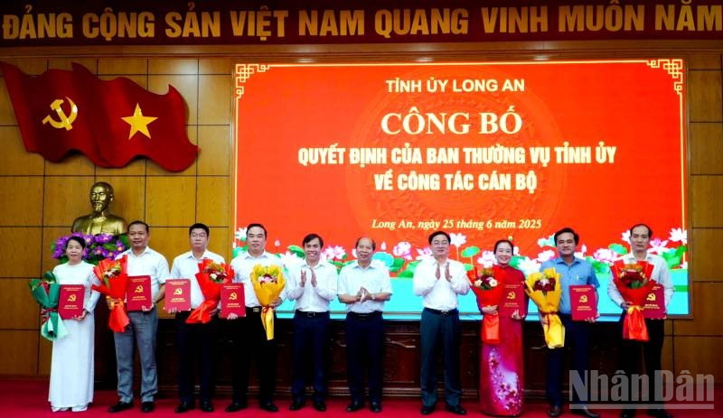 Bí thư Tỉnh ủy Nguyễn Văn Quyết trao 7 Quyết định của Ban Thường vụ Tỉnh ủy về việc điều động cán bộ.