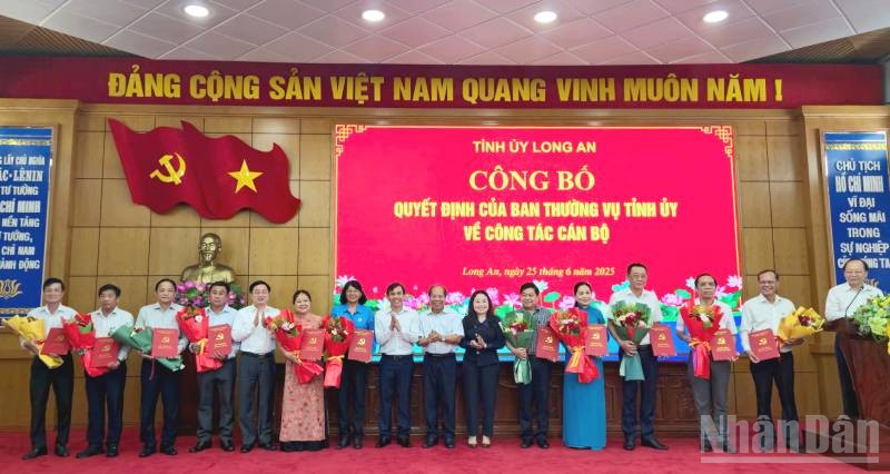 Bí thư Tỉnh ủy Nguyễn Văn Quyết trao 11 Quyết định nghỉ chính sách và nghỉ hưu trước tuổi. ndo_br_z6739371207856-b76564ffbc3745e8f94c366a807b244b.jpg