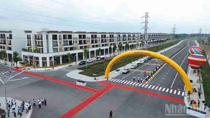 Đường tỉnh 826E kết nối với Thành phố Hồ Chí Minh và khu tái định cư Thái Sơn (xã Cần Giuộc, tỉnh Tây Ninh) đã đưa vào sử dụng và khai thác, góp phần thu hút đầu tư, thúc đẩy kinh tế-xã hội của Tây Ninh. ndo_br_z6737207296403-2dac3d283e81c2c4f97a2fdf8e9eaac4.jpg