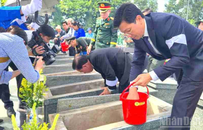 Lãnh đạo tỉnh Tây Ninh thực hiện nghi thức để đất vào mộ các Anh hùng liệt sĩ. ndo_br_z6816293070798-4c4a0f2804e694b5db064fc6b3af037c.jpg
