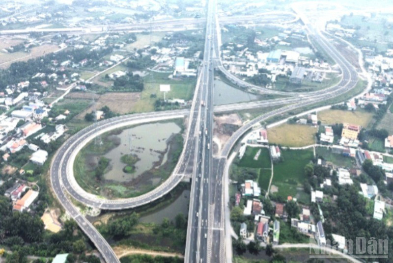 Nút giao đường Vành đai 3 Thành phố Hồ Chí Minh với cao tốc Bến Lức-Long Thành và Thành phố Hồ Chí Minh-Trung Lương. 