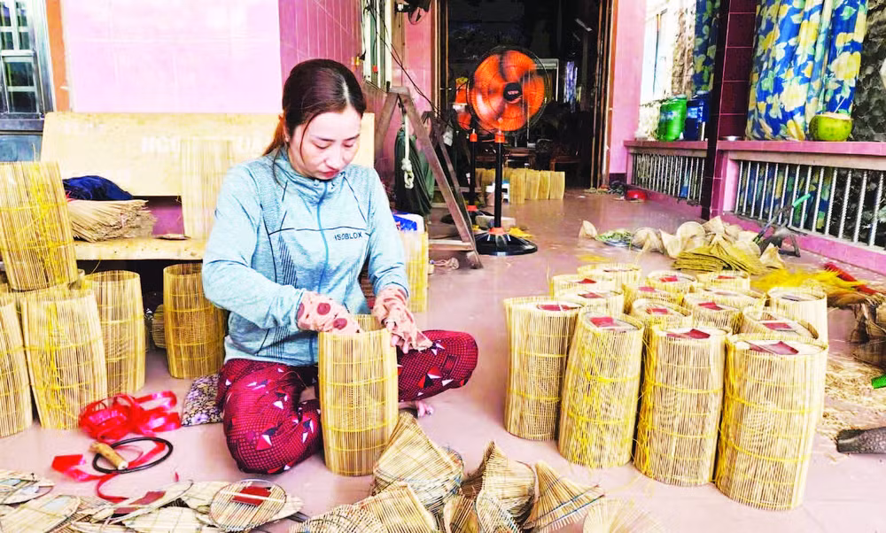 Thợ đan lọp tại làng nghề thủ công Thới Long.