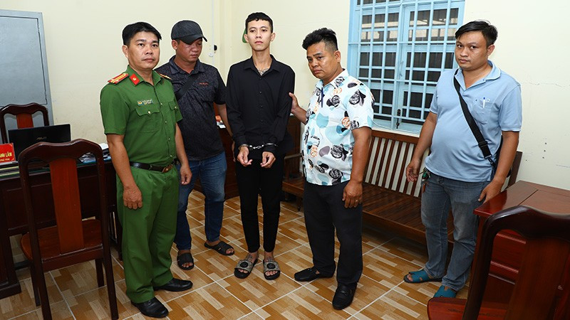 Phòng Cảnh sát hình sự và Công an xã Phú Tâm, thành phố Cần Thơ bàn giao Thạch Dương cho Công an Thành phố Hồ Chí Minh. a-2.jpg