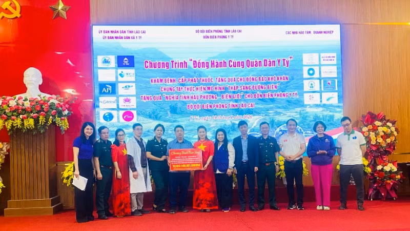 Đoàn công tác và thiện nguyện trao tặng quà và hiện vật cho xã Y Tý.