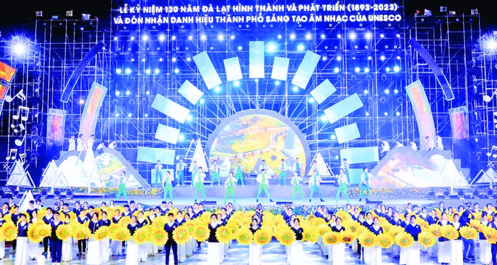 Chương trình nghệ thuật trong đêm đón nhận danh hiệu Đà Lạt-thành phố sáng tạo âm nhạc của UNESCO.