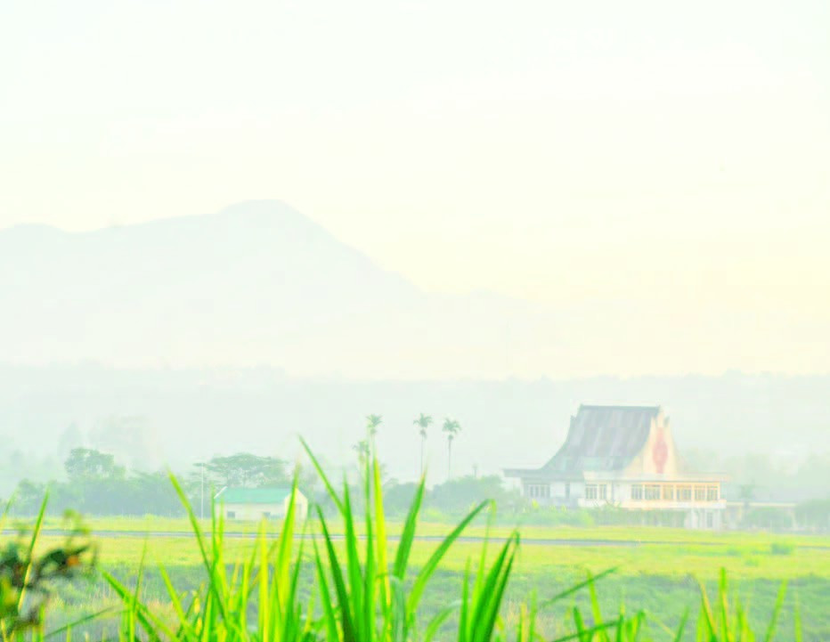 Những kiến trúc cách điệu từ mái nhà rông truyền thống của đồng bào dân tộc Ba Na, Jrai hiện ra trong màn sương sớm mờ ảo. 3.jpg