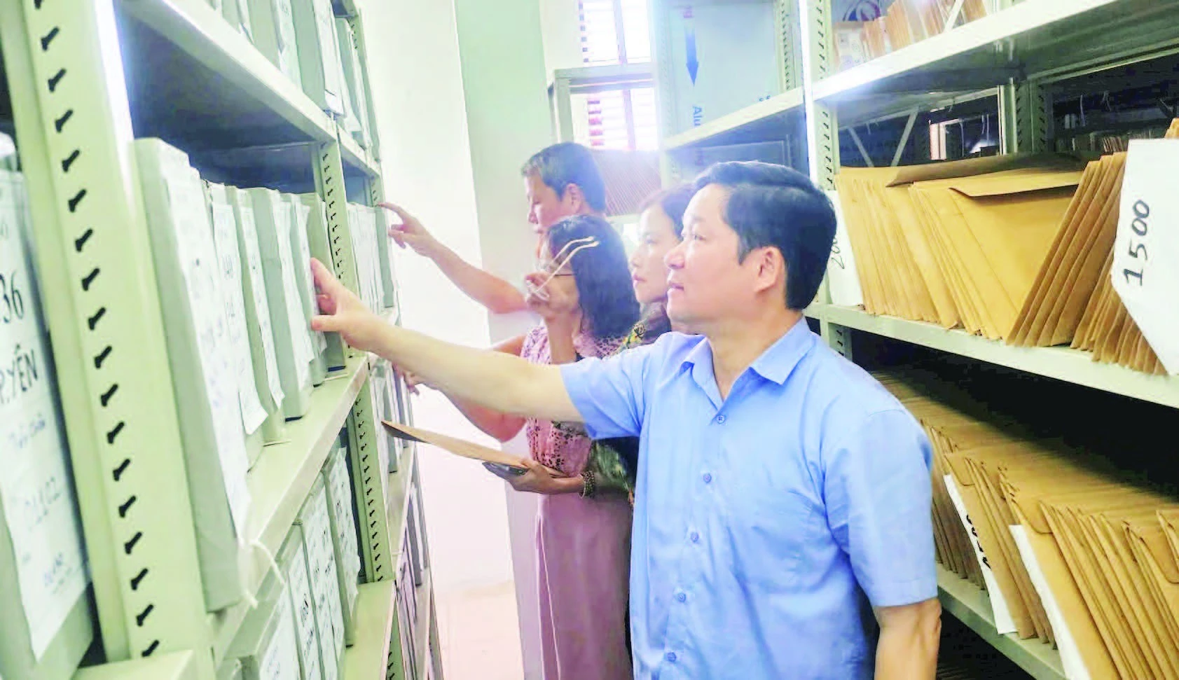 Kiểm tra việc lưu trữ hồ sơ người có công tại Sở Nội vụ Vĩnh Phúc.