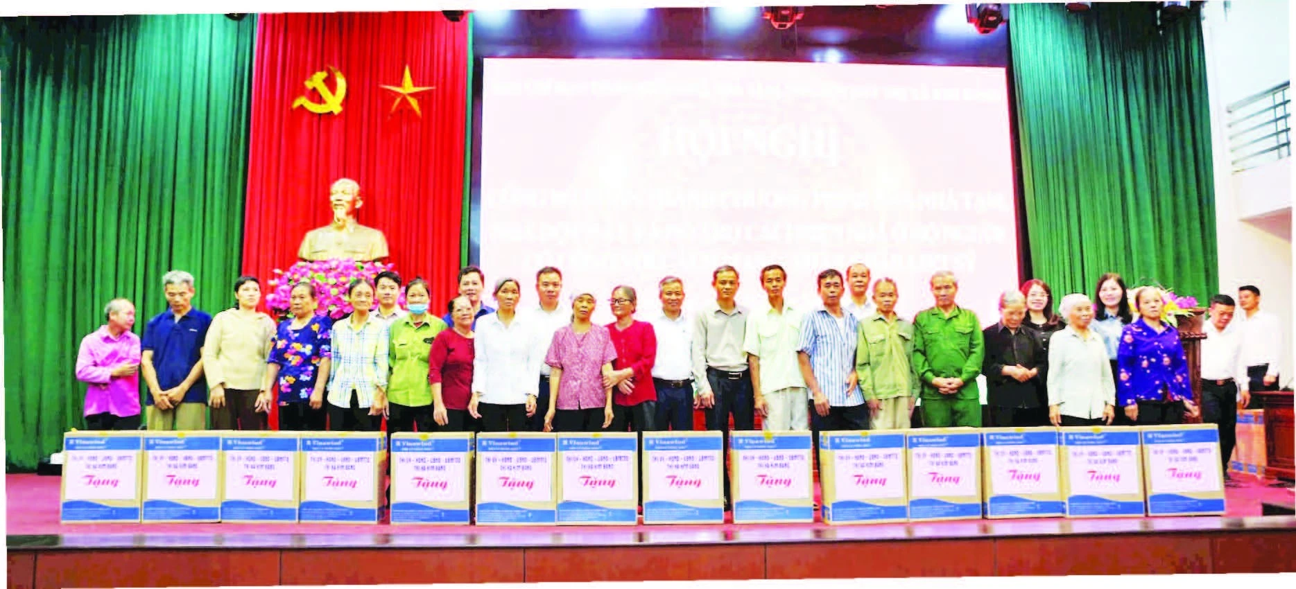 Lãnh đạo thị xã Kim Bảng tặng quà các gia đình được hỗ trợ nhà tại hội nghị công bố hoàn thành chương trình xóa nhà tạm, nhà dột nát.