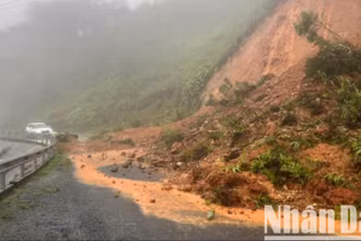 Km195, tuyến Hồ Chí Minh nhánh Tây thuộc xã Hướng Việt, huyện Hướng Hóa bị sạt lở gây ách tắc giao thông.
