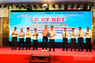 Các doanh nghiệp nước ngoài và trong nước trao biên bản ghi nhớ hợp tác tại hội nghị.
