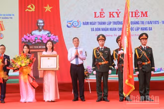 Trường trung học phổ thông Quảng Trị vinh dự đón nhận Huân chương Độc lập hạng Ba vào dịp kỷ niệm 50 năm thành lập.