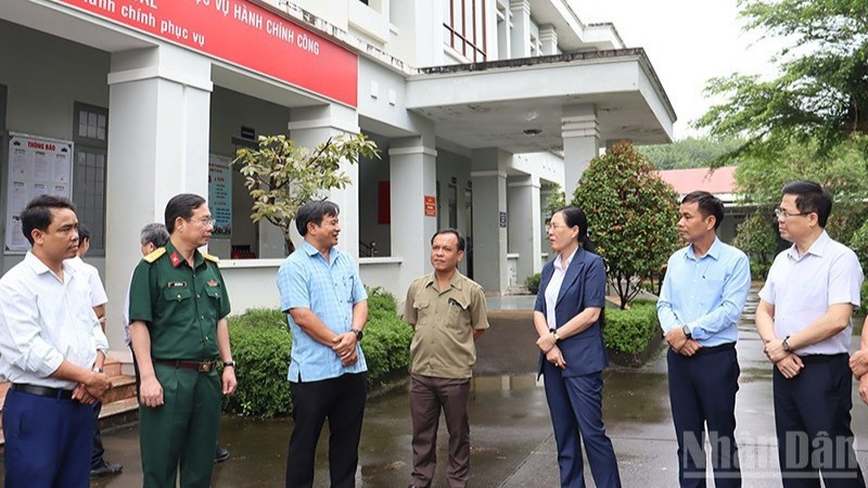 Lãnh đạo tỉnh Quảng Ngãi tìm hiểu tình hình hoạt động của Trung tâm Phục vụ hành chính công xã biên giới Ia Đal.