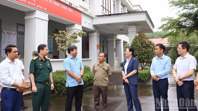 Lãnh đạo tỉnh Quảng Ngãi tìm hiểu tình hình hoạt động của Trung tâm Phục vụ hành chính công xã biên giới Ia Đal.
