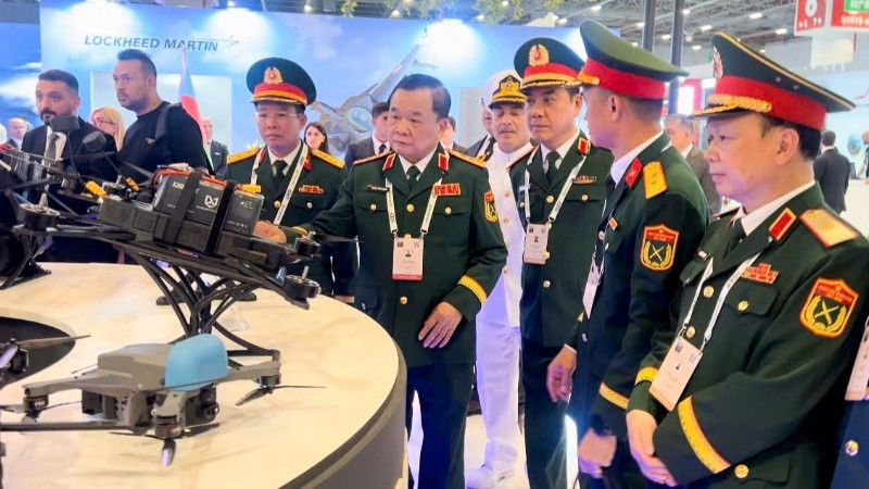 Thượng tướng Hoàng Xuân Chiến, Ủy viên Trung ương Đảng, Ủy viên Thường vụ Quân ủy Trung ương, Thứ trưởng Quốc phòng cùng các đại biểu tham quan các gian hàng.