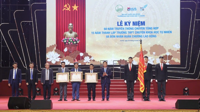 Trường trung học phổ thông chuyên Khoa học Tự nhiên đón nhận phần thưởng cao quý.