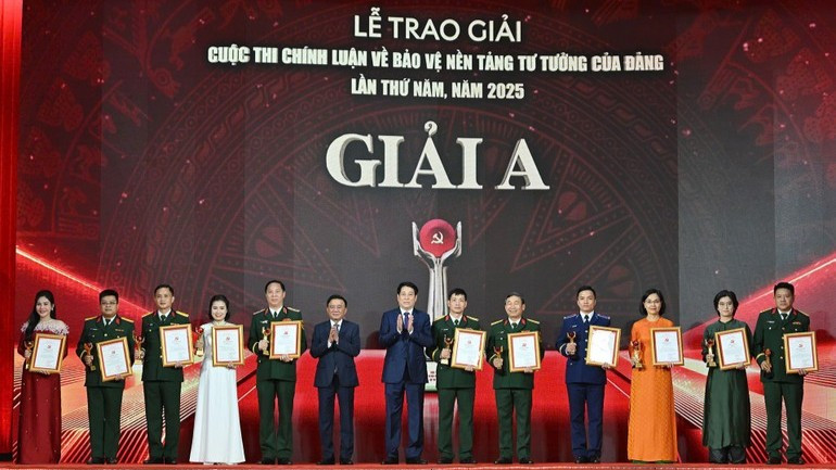 Chủ tịch nước Lương Cường và Thường trực Ban Bí thư Trần Cẩm Tú chúc mừng các tác giả, nhóm tác giả đoạt Giải A, Cuộc thi chính luận về bảo vệ nền tảng tư tưởng của Đảng lần thứ 5, năm 2025. (Ảnh: THỦY NGUYÊN) 