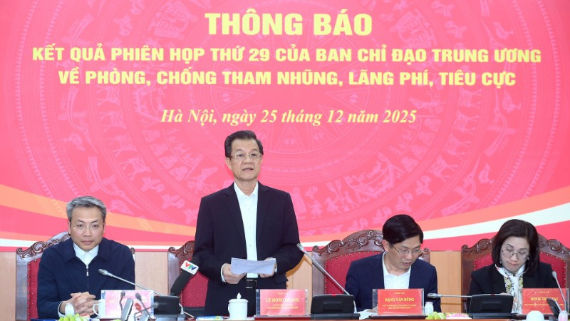 Phó Trưởng Ban Nội chính Trung ương Lê Hồng Quang phát biểu tại họp báo. (Ảnh: ĐĂNG KHOA)