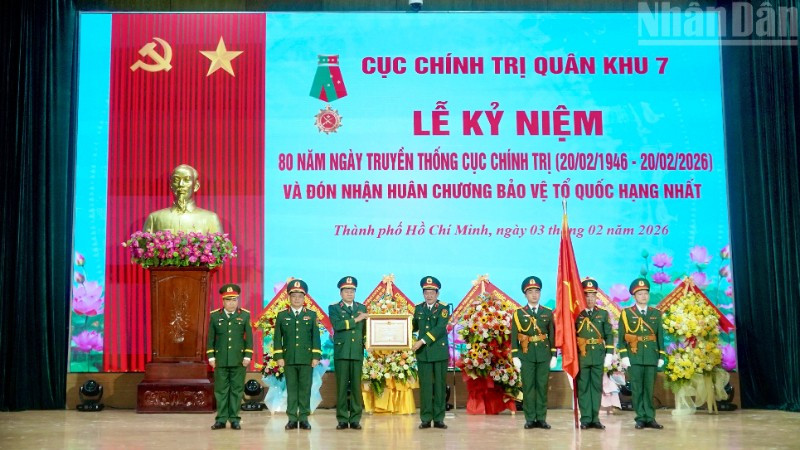Cục Chính trị Quân khu 7 đón nhận danh hiệu Huân chương Bảo vệ Tổ quốc hạng Nhất. (Ảnh: NHẬT THÀNH)