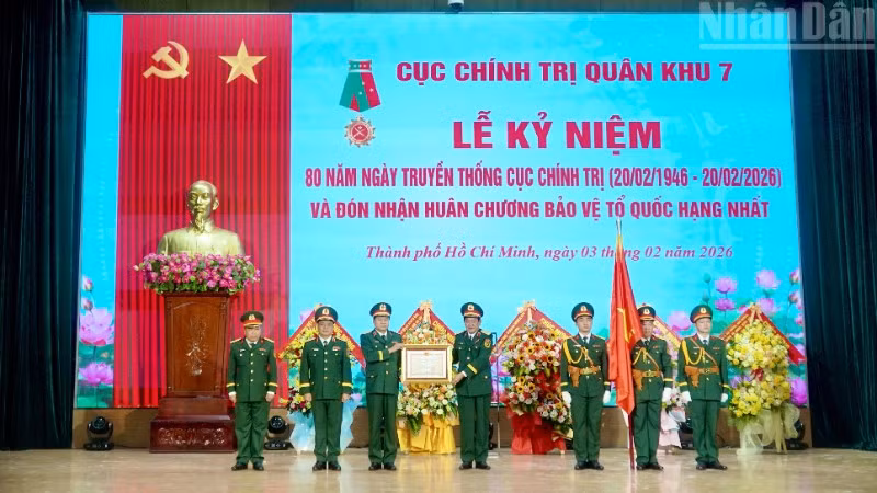 Cục Chính trị Quân khu 7 đón nhận danh hiệu Huân chương Bảo vệ Tổ quốc hạng Nhất. (Ảnh: NHẬT THÀNH)