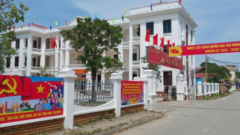 Con đường được trang hoàng chào mừng đại hội đảng bộ các cấp. (Ảnh: DIỆU THƯƠNG)